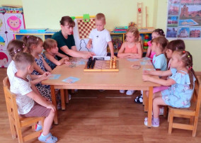 Тематический час «Шахматное королевство», посвящённый международному дню шахмат. Тематический час «Шахматное королевство», посвящённый международному дню шахмат.